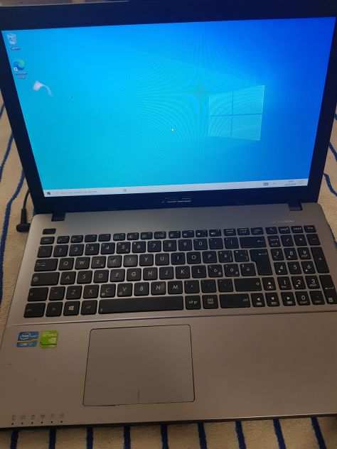 computer portatile ASUS, completamente funzionante e pronto alluso
