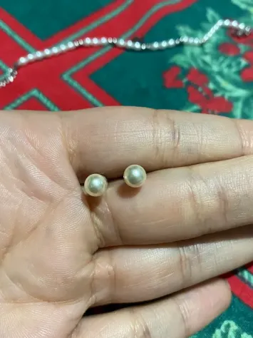 Confezione con bracciale in perle ed orecchini