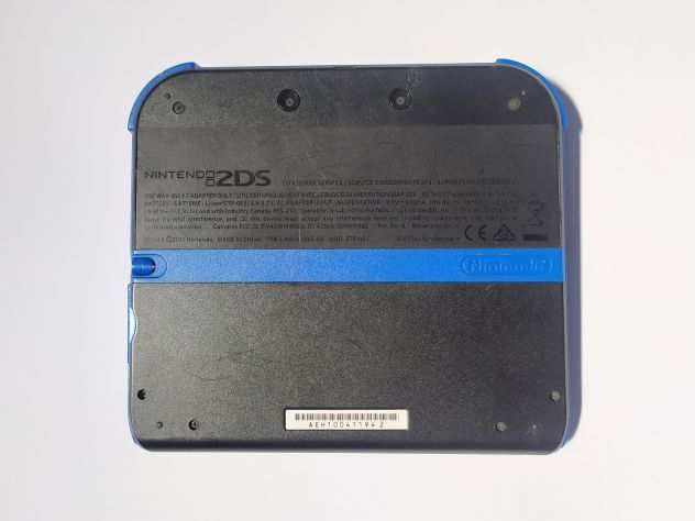 Console Nintendo 2DS Nero e Blu  2 Giochi, Caricatore e Custodia Rigida