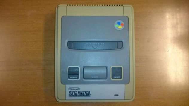 Consolle Snes Super Nintendo perfettamente funzionante, pulita esternamente ed i