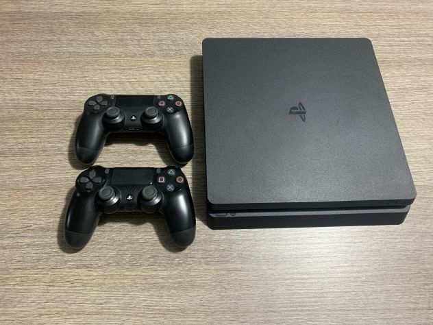 Consolle Sony PlayStation 4 PS4 1TB con 2 joypad