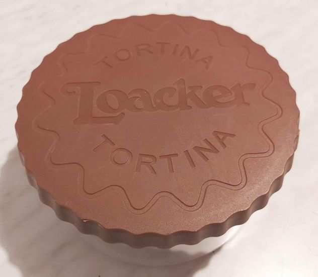 Contenitore salvafreschezza Loacker con tappo dal design Tortina come nuovo