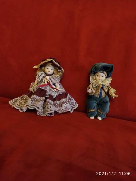 Coppia di bamboline da collezione in porcellana.
