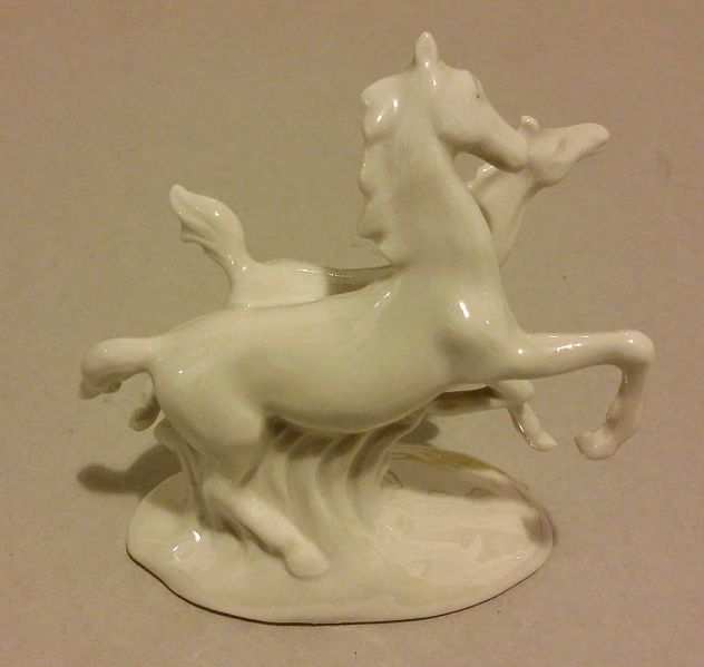 Coppia di cavalli in ceramica bianca lucida dipinta a mano di Capodimonte nuovo
