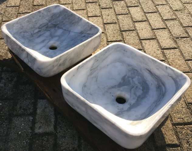 Coppia di lavabo da appoggio in marmo bianco