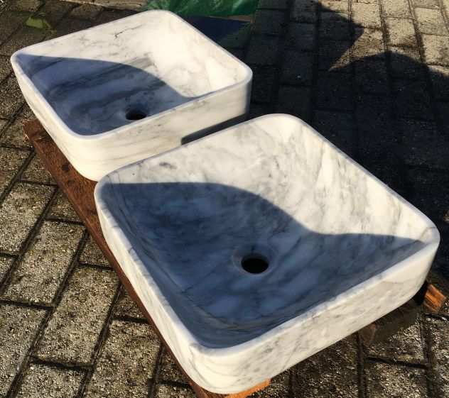 Coppia di lavabo da appoggio in marmo bianco