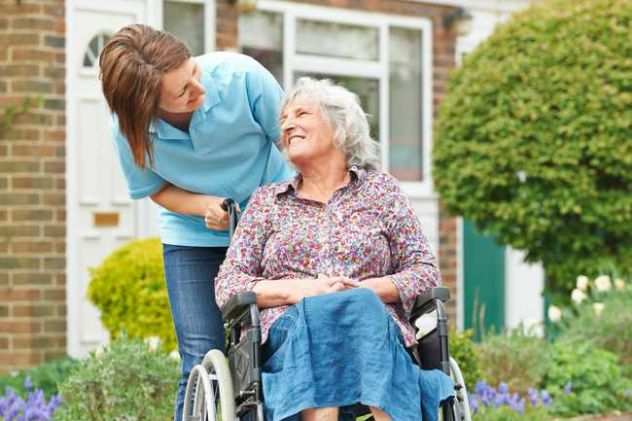 Coppia di professionisti offre servizi di assistenza per anziani in cam