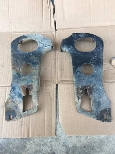 Coppia Staffe fissaggio Paraurti Anteriore Nissan KING CAB D21