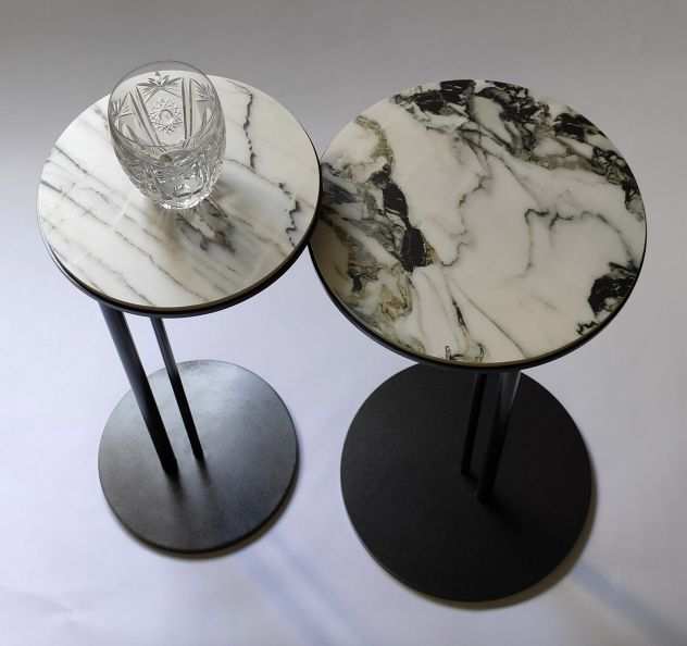 Coppia tavolini in metallo con piano in ceramica