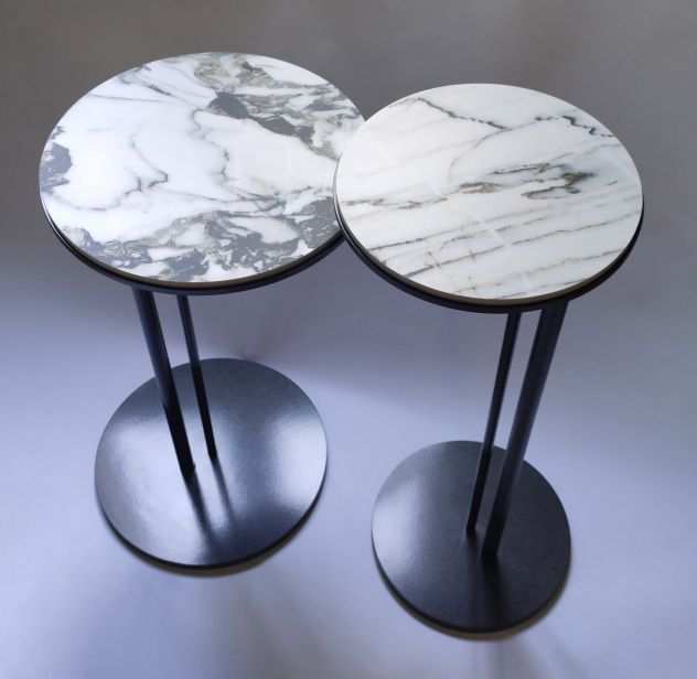 Coppia tavolini in metallo con piano in ceramica