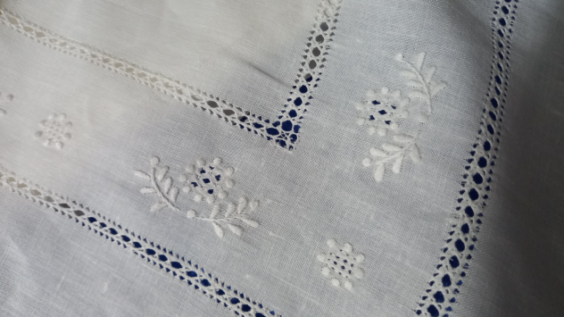 Copriletti in lino con preziosi ricami tovaglie, asciugamani e lenzuola