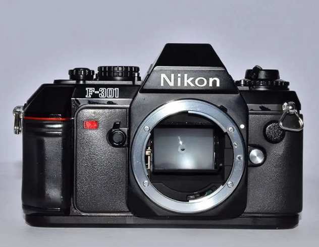 Corpo macchina fotografica 35mm. reflex Nikon F301 perfetta