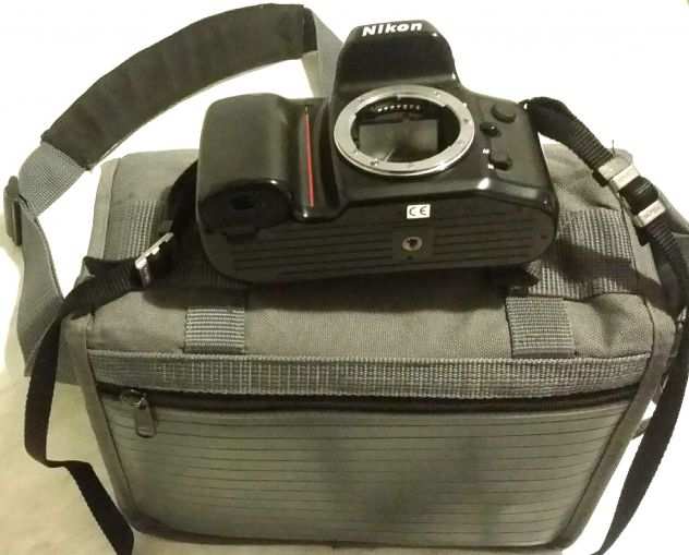 Corpo macchina fotografica Nikon F70 con libretto e la borsa a tracolla Apinar