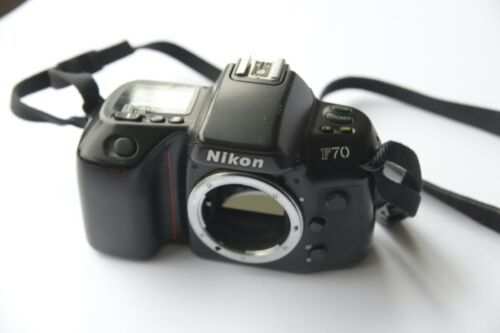 Corpo macchina fotografica Nikon F70 con libretto e la borsa a tracolla Apinar