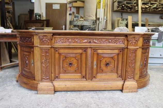 Credenza in cirmolo finemente intagliata