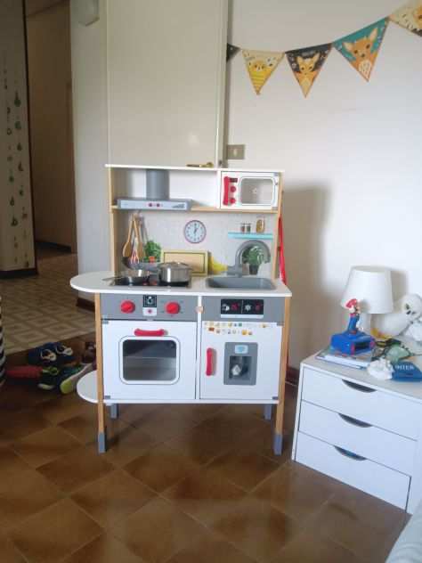 Cucina giocattolo in legno per bambini