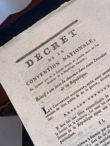 Documento - Reacutevolution franccedilaise Convention Nationale - Deacutecret leveacutee de chevaux dans tout leacutentendue de la Reacutepublique - 1793