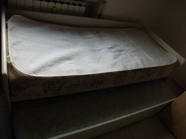 Doppio letto con cassettone estraibile a scomparsa materassi