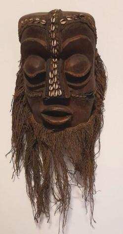 Due maschere tribali africane
