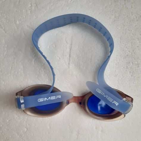 Due occhialini e una cuffia per piscina