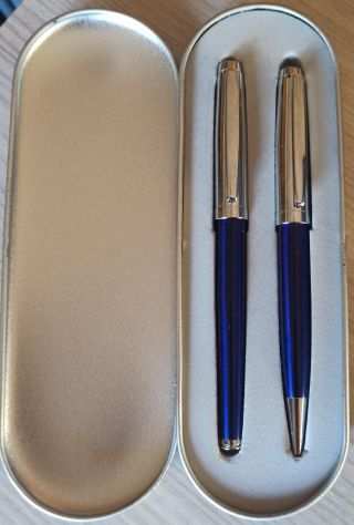 Due Penne nuove, una stilografica con ricambio di cartuccia e lrsquoaltra penna biro