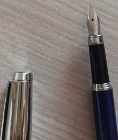 Due Penne nuove, una stilografica con ricambio di cartuccia e lrsquoaltra penna biro