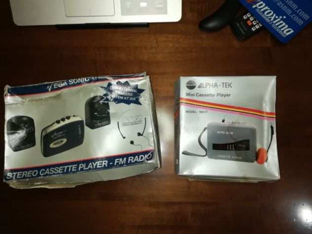 Due Walkman con casse cuffie VEGA SONIC KT 90X e alpha -tek mod.991P