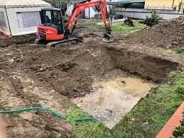 Escavazione terre con scavatore costruire piscine