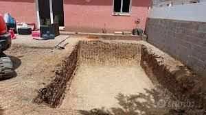 Escavazione terre con scavatore costruire piscine