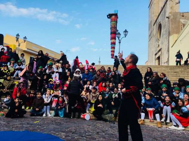 eventi spettacoli circo Sardegna Cagliari Sassari feste giocolieri mimo