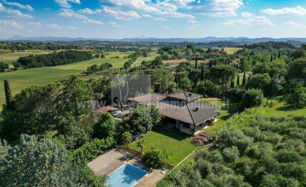 Fantastica villa in Toscana con 10.000 mq di terreno e una splendida posizione tra gli olivi e i vigneti