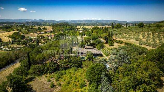 Fantastica villa in Toscana con 10.000 mq di terreno e una splendida posizione tra gli olivi e i vigneti