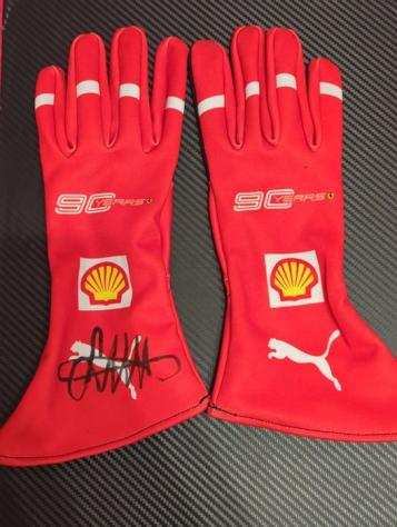 Ferrari - Sebastian Vettel - Pitcrew gloves