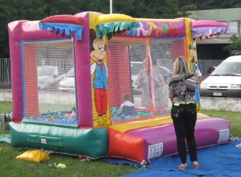 FESTA COMPLEANNO Giochi gonfiabili, toro meccanico, calcio saponato pubblicitari