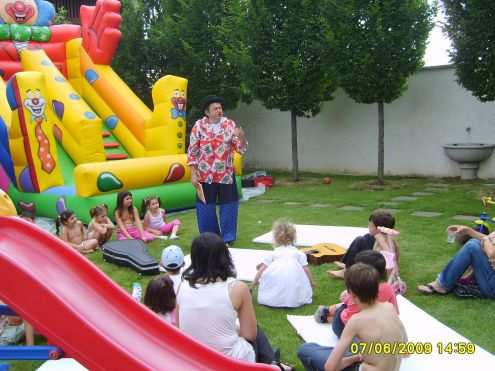 FESTE DI COMPLEANNO PER BAMBINI A LECCO CLOWN A LECCO MAGHI A LECCO GIOCOLIERI E ARTISTI DA STRADA A LECCO 3478497587