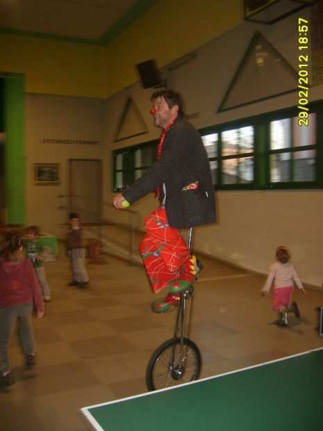 FESTE DI COMPLEANNO PER BAMBINI A LECCO CLOWN A LECCO MAGHI A LECCO GIOCOLIERI E ARTISTI DA STRADA A LECCO 3478497587