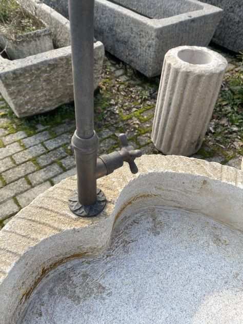 Fontana a colonna rustica in granito