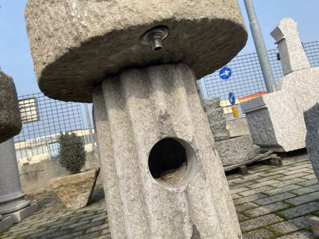 Fontana a colonna rustica in granito
