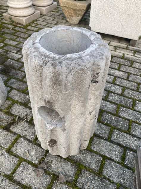 Fontana a colonna rustica in granito