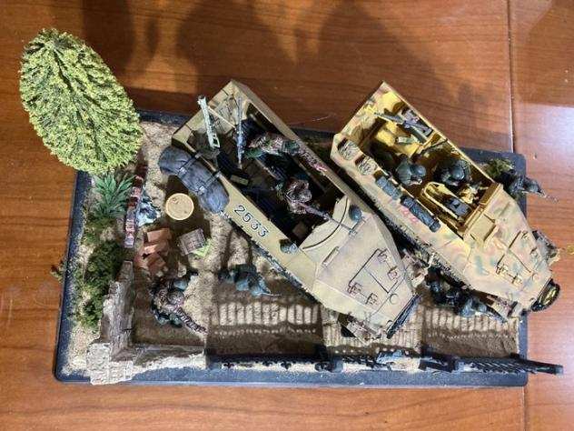 Forces of Valor 135 - 1 - Modellino di veicolo militare - Diorama Pattuglia tedesca con 1 Hanomag Mortaio ed 1 Hanomag Ricognitore con soldati