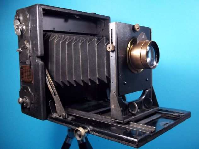 Fotocamera in legno anni 20 -30 con cavalletto..