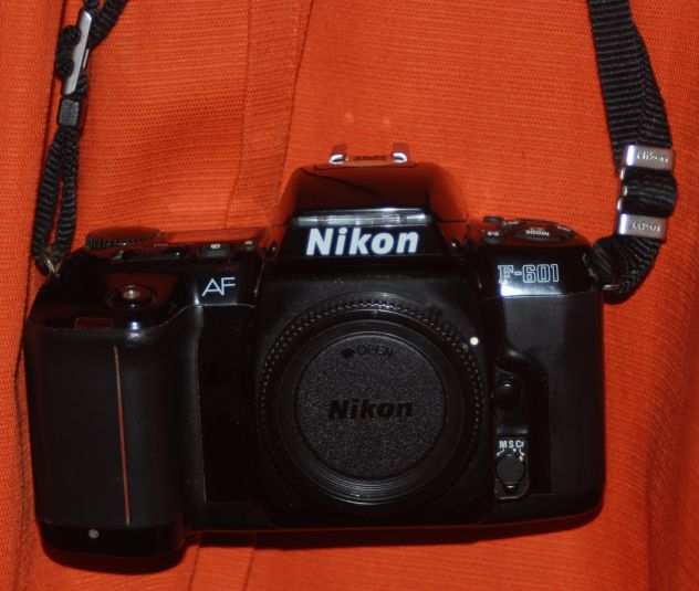 Fotocamera Nikon F-601 AF solo corpo  flash