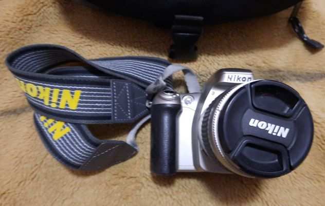 Fotocamera Nikon F55 con Obiettivo 28-80 e Borsa