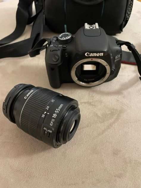 Fotocamera Reflex Canon 600 D con obiettivo 18-55 mm