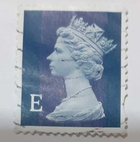 Francobollo Regina Elisabetta - Quadrato - E . Sfondo scuro