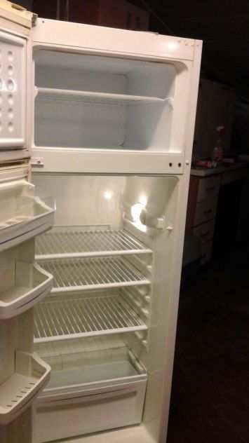 Frigo con congelatore a 2 porte e cucina completa di elettrodomestici lungh.195