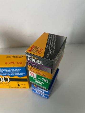 Fuji, Ilford, Kodak Lotto di pellicole scadute 35mm e 120 Pellicola inutilizzata