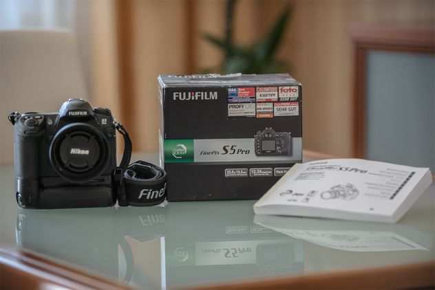 FUJI S5 Pro (5.000 scatti 3 batterie Fuji) innesto NIKON-battery grip MB-D200