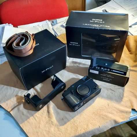 Fujifilm X-Pro1 con accessori e due batterie nuove accessori