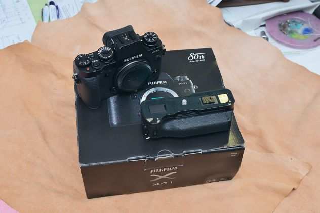 Fujifilm X-T1 con VG-XT1e due batterie nuove